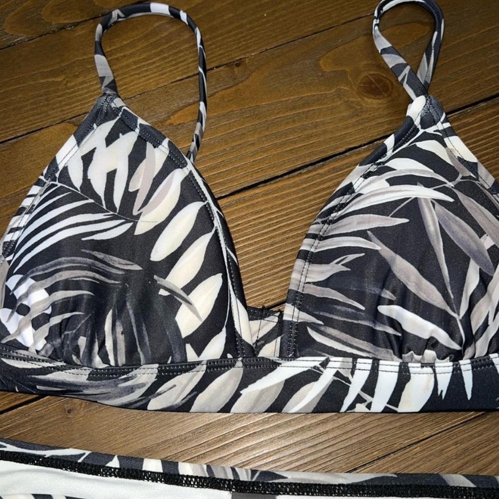 NWT Hurley Phantom Palm beach rider swim top in black and grey